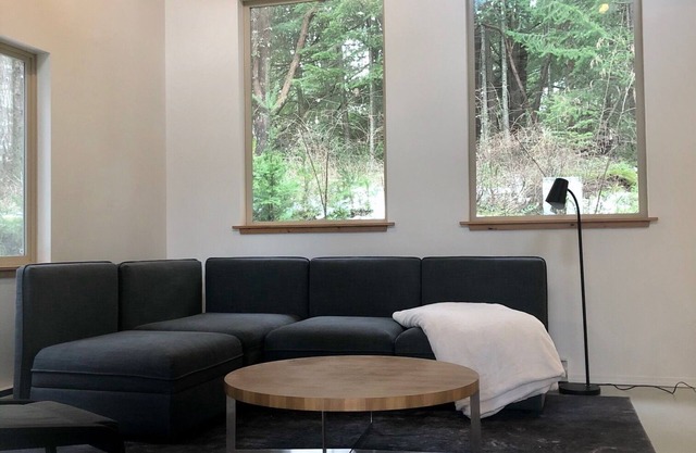 2-bedroom cabin with water/mountain view, on quiet street near trails