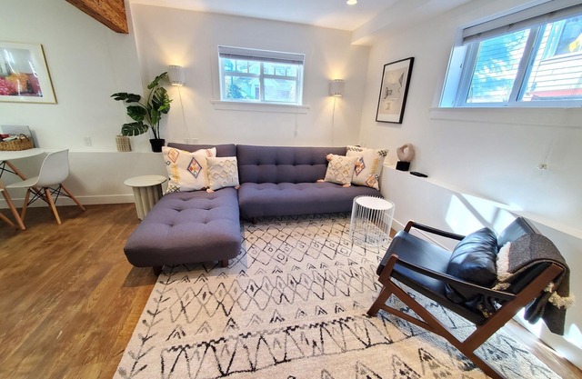 ❤ 2 BEDROOM Charmer - Minutes to downtown - FREE Parking