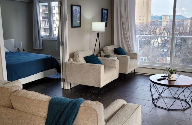 2 Bedroom Condo, Close to River, Hospitals, University, Shopping- Free Parking