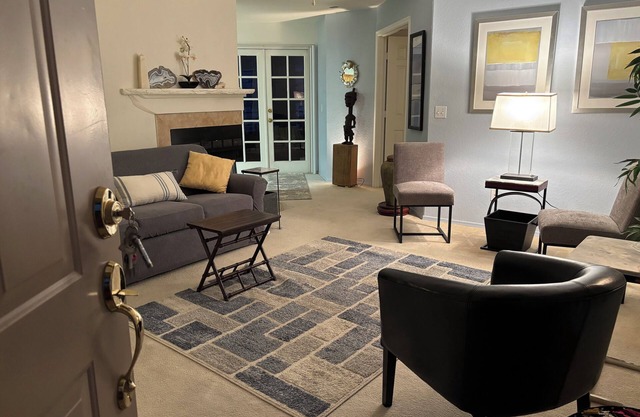 2-bedroom condo in welcoming Tucson with AC, fitness room. Start relaxing now