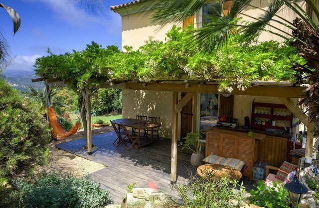 2 bedroom cottage in the countryside, panoramic view and close to the sea.