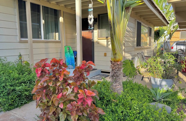 2-bedroom cottage, steps from the ocean, AC, parking