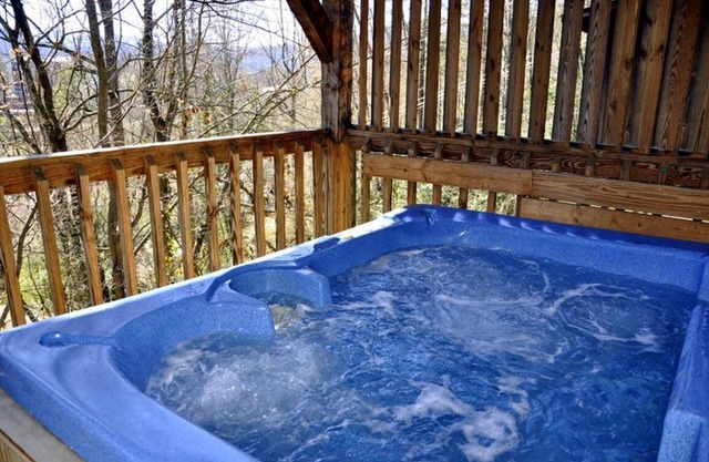 2 Bedroom Gatlinburg Cabin - Autumn Mist | Poplar Ridge Rentals