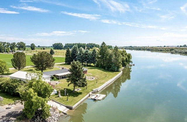 2 bedroom house overlooking Snake River