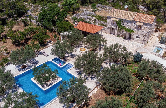 2 bedroom lovely home in Blato