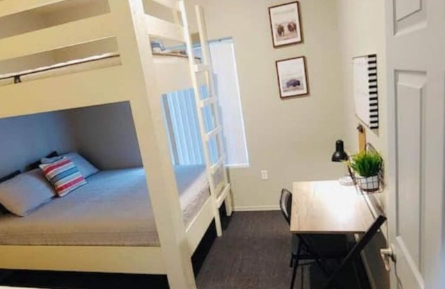 2 Bedroom near Airport. EV charger Accessible friendly.
