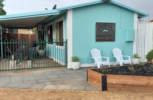 2 bedroom pet friendly cottage right next to the lake