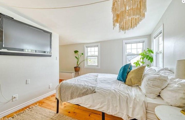 2 bedroom suite: King, Queen, parking, kitchenette, central, upper level