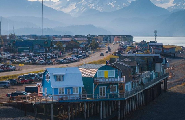 2 bedroom suite on the Homer Spit with 180 degree view of Kachemak Bay