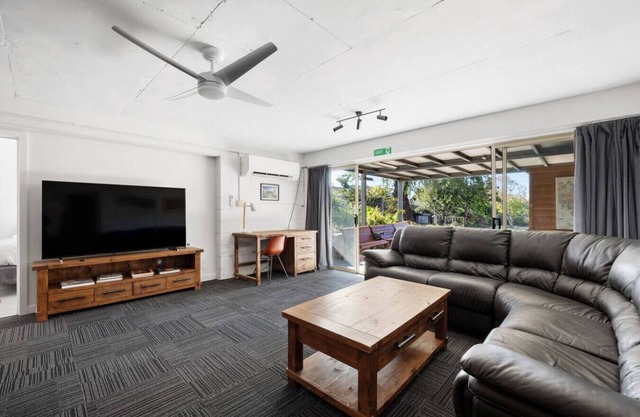 2-bedroom suite w/private kitchen & bathroom