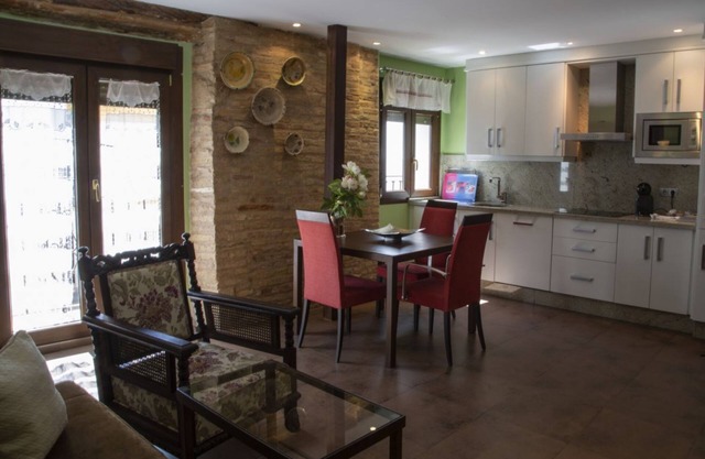 2 BEDROOM SUPERIOR APARTMENT - FREE PARKING