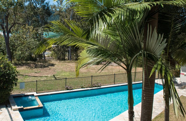 2 bedroom unit with a pool, spa and just a short walk to Airlie Beach