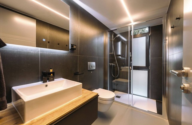 2-bedroom villa in delightful Klake with AC, WiFi, heated pool. sauna