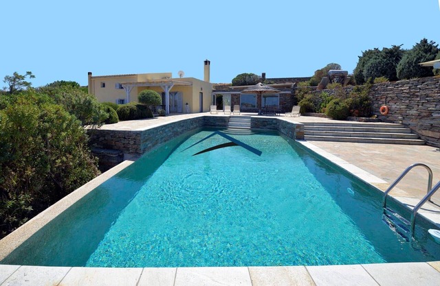2 bedroom villa with a large swimming pool 10 minutes by car from Spathi beach
