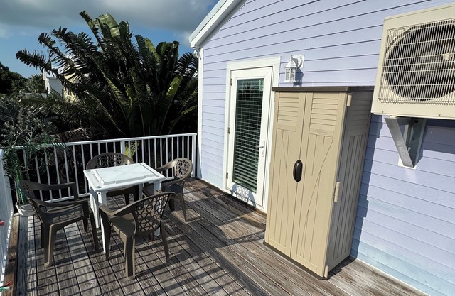 2 bedrooms 1 bathroom Poolside Retreat!