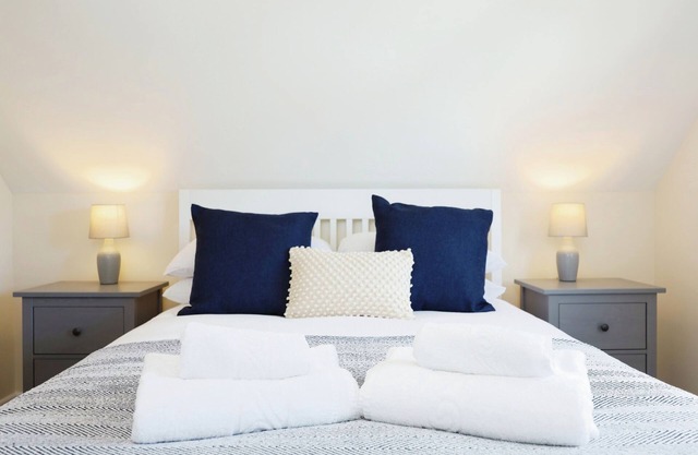 2 BEDROOMS - SLEEPS 4 Experience this charming 2-bedroom cottage, thoughtfully refurbished for 2024