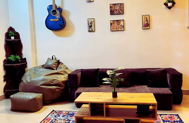 2 Bhk Apartment with Kitchen, 15 Mins From Kashi Vishwanath Temple & Ghats.