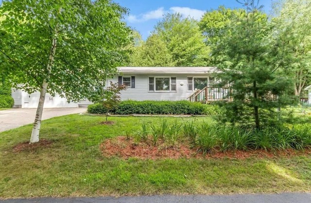 2 BR, 2 BA cottage on Middle Bayou of Hamlin Lake.