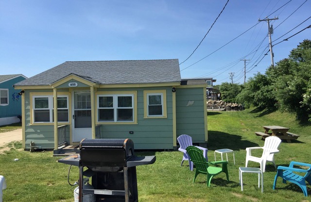 2 BR East Matunuck cottage 7 min walk to beach, steps from Salt Pond