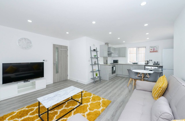 2-BR Flat w/Free Parking Near Nottingham