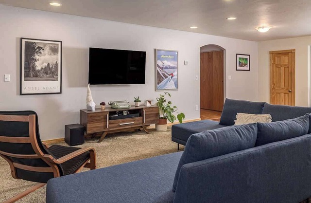 2 BR Home Minutes Away from the Airport!