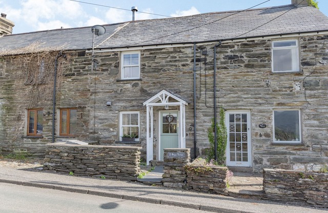 2 BRYN TIRION, character holiday cottage in Llan Ffestiniog