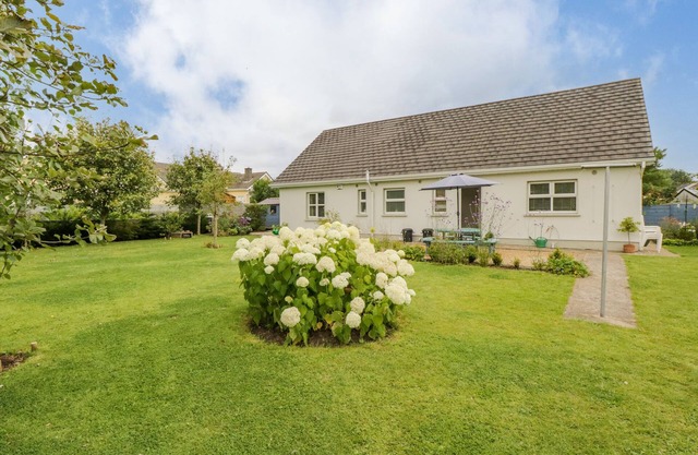 2 CASTLE COVE, pet friendly in Dromahair, County Leitrim