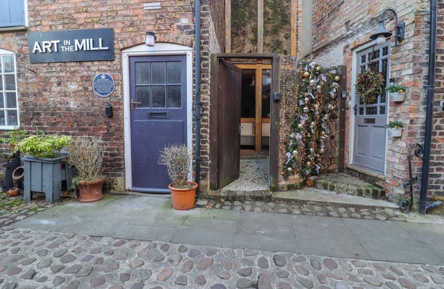 2 CASTLEGATE, pet friendly, with a garden in Knaresborough