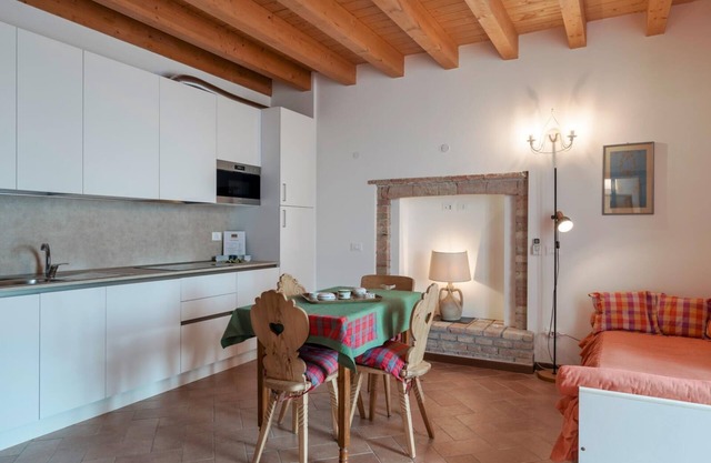 2) Cozy One-Bedroom Apartment in Agriturismo with Two Single Beds and Sofa Bed