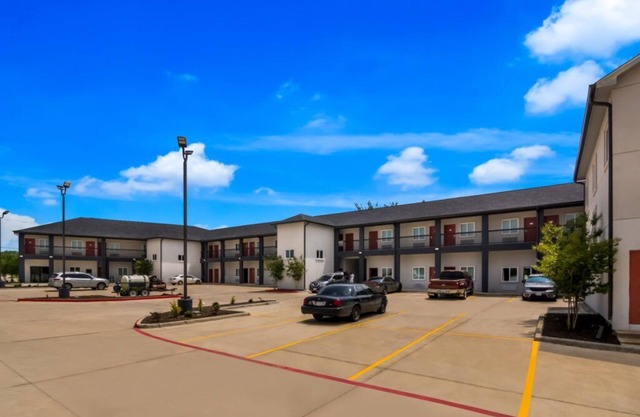 2 Cozy Two Queen Rooms, Scottish Inns, Ideal for Families Visiting Fort Worth