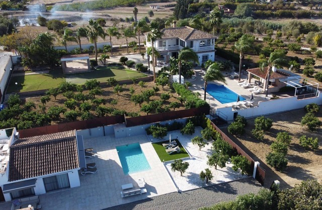 2 luxury adjoining villas with 2 pools, in 2 acres of countryside (7BR, 7BA)
