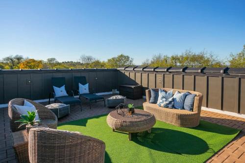 2 Miles to Broadway w Rooftop Deck Grill & Garage