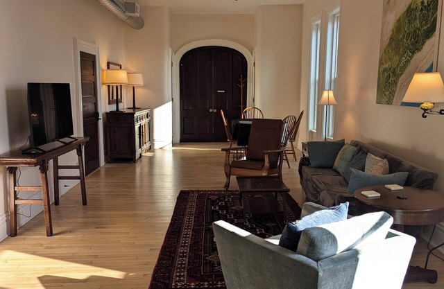 2 Min to RPI Modern Space + Fast WiFi