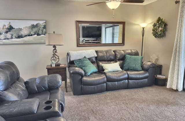 2 Min to Strip! Large Condo, Pools, Hot tub, Sauna, Golf & Shows!