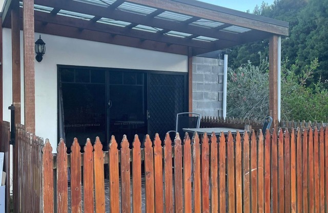 2 Minutes to town center. Water views of duck river.