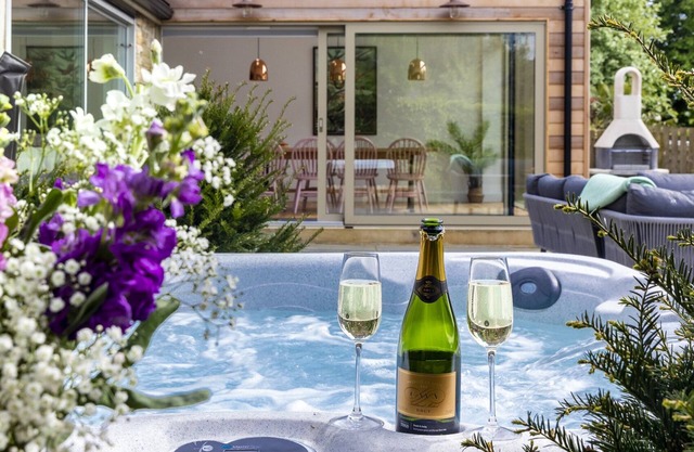 2 THE CROFT, luxury holiday cottage, with hot tub in Skipton