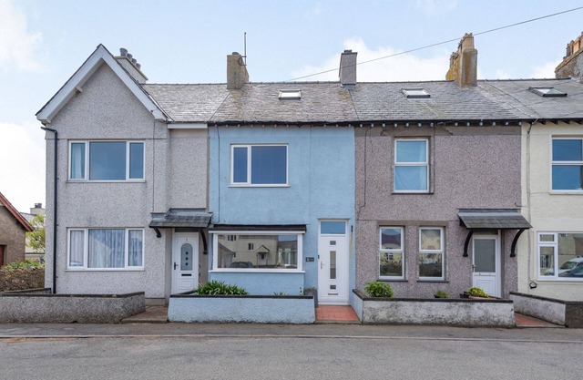 2 TREGOF TERRACE, pet friendly, country holiday cottage in Cemaes Bay