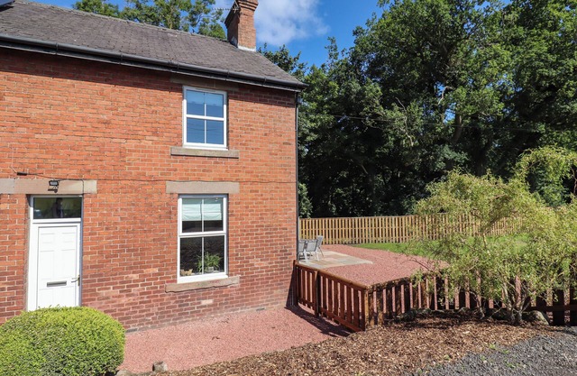 2 TWIZEL STATION COTTAGE, pet friendly, with open fire in Norham