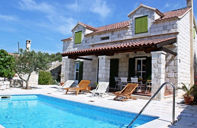 20% DISCOUNT! Beautiful 3 Bedroom Stone House With a Heated Pool