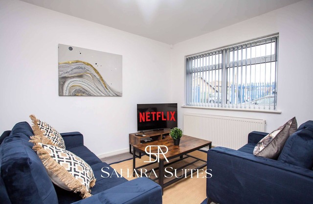 20% OFF | Elegant 3BR in Blyth | Work & Family