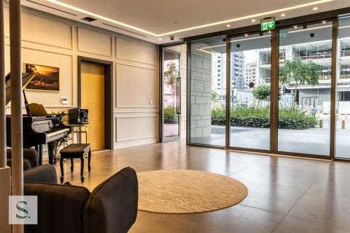 20% OFF! Luxury 2 BDR Apt, Centrally Located, Huge Terrace