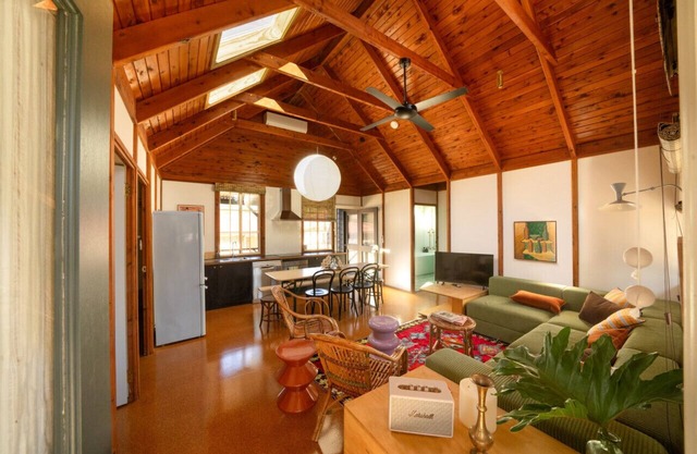 20 People/9 Bedroom/13 Beds Cabin Compound in the heart of Huskisson