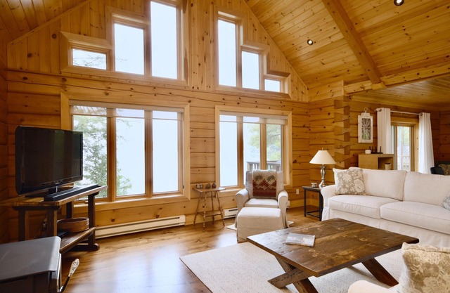 200 ft Private Muskoka waterfront custom log home with Hot Tub!