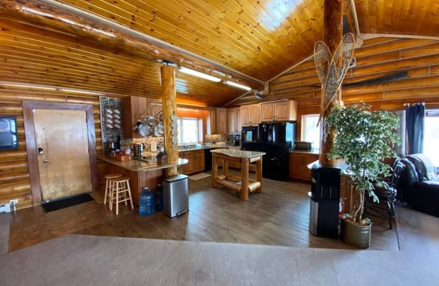 2010 Steese Hwy · Aurora viewing, quiet space, entire log home