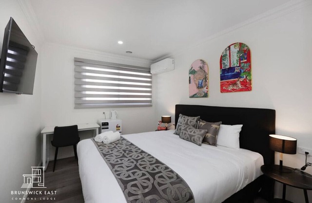 202 Cozy Queen BR w/Fast WiFi - 18 mins tram to CBD