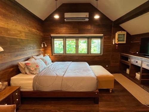 206 Wan Warn, 3 wooden houses in Kaeng Krachan Forest