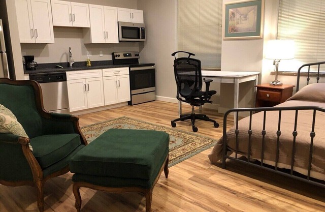 208 New downtown living Studio Queen fast Wi-Fi