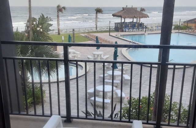 209Hawaiian Inn Studio Unit Beach Front. Sleeps 4