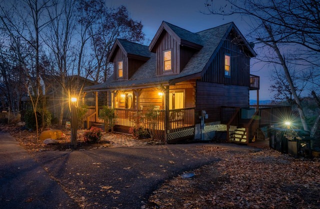 20min to Gatlinburg! MTN Views! Hot Tub + Arcade + Golf Course + Shuffleboard!