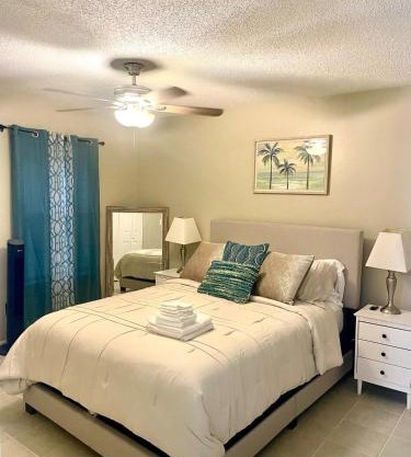 22 min to Beach-2 bd room-Self check in -sleep 6-BBQ-WD